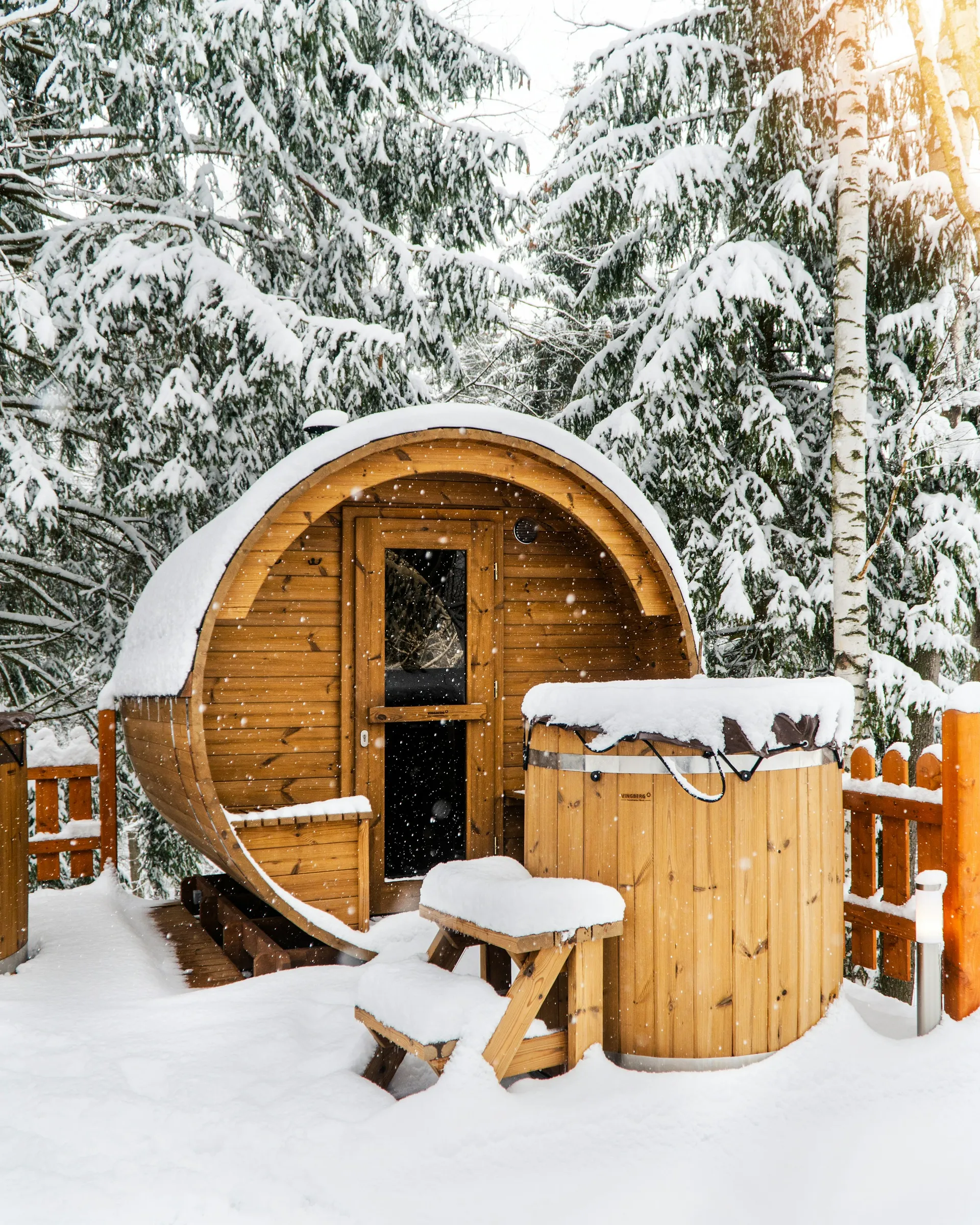 Hóval borított hordószauna télen